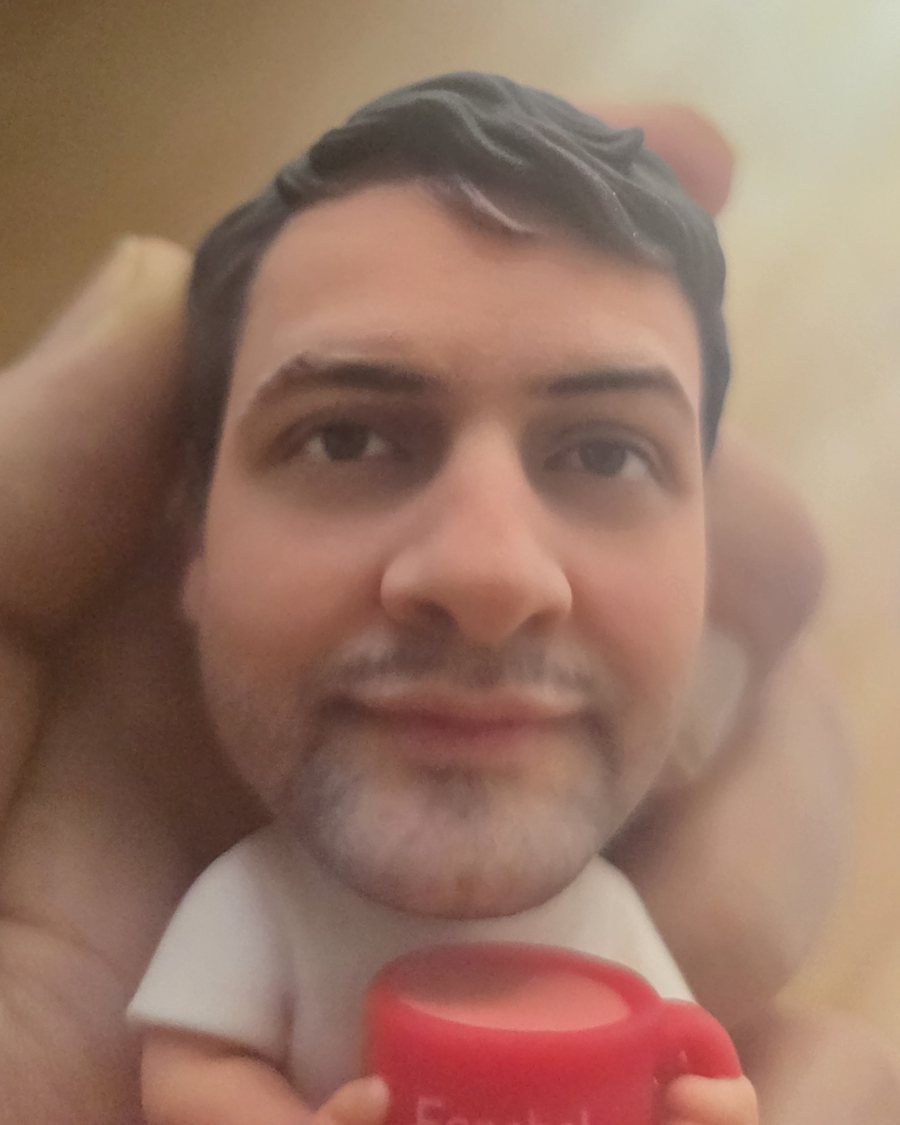 Gesicht der Figur von vorn in der Hand gehalten